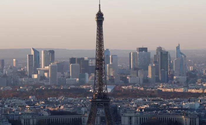 Συρρικνώνεται η γαλλική οικονομία