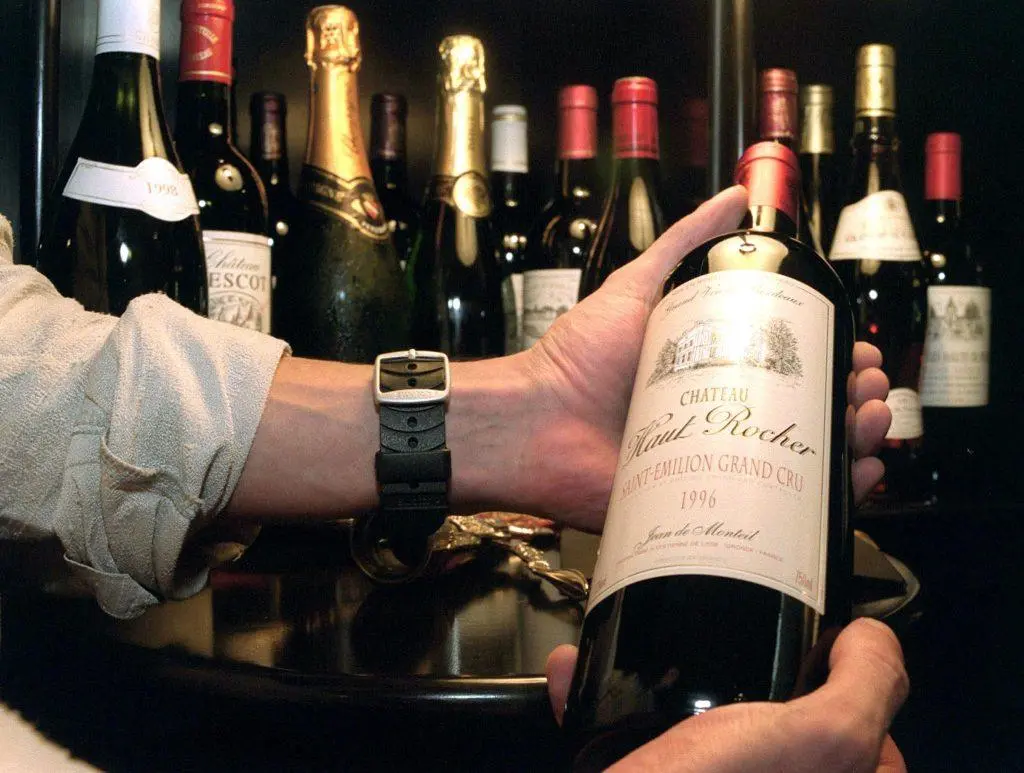 Τραμπ: Απειλεί με δασμούς 200% τα γαλλικά κρασιά - Τι ζητά από Μακρόν