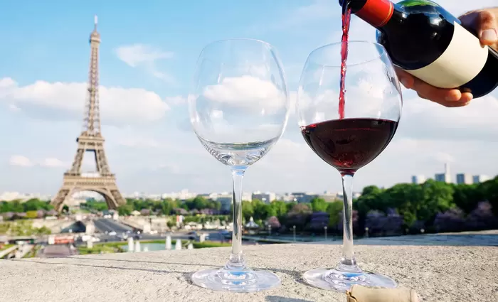 Σε βαθιά κρίση το γαλλικό κρασί: Γιατί παραπαίει η άλλοτε ισχυρή βιομηχανία