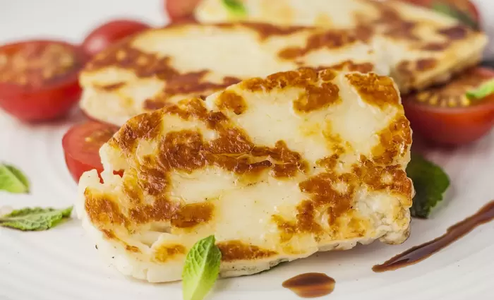 Αιχμές ΠΕΚ για ενδεχόμενη σκοπιμότητα από το Υπουργείο για χαλούμι