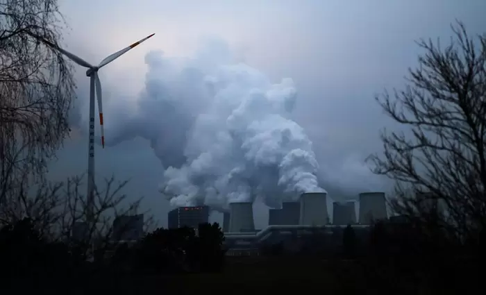 «Έχουν γραμμένη» την κλιματική αλλαγή και επενδύουν στα ορυκτά καύσιμα