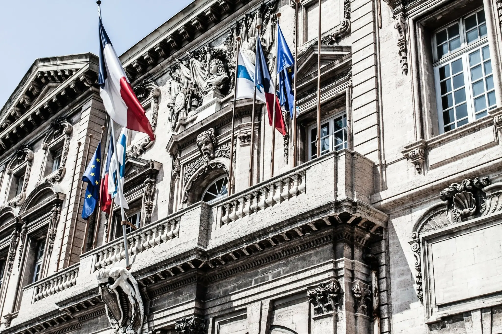 Η S&P ρίχνει τη Γαλλία στο A+ λόγω χρέους – Απρόσμενη υποβάθμιση εν μέσω πολιτικής αστάθειας