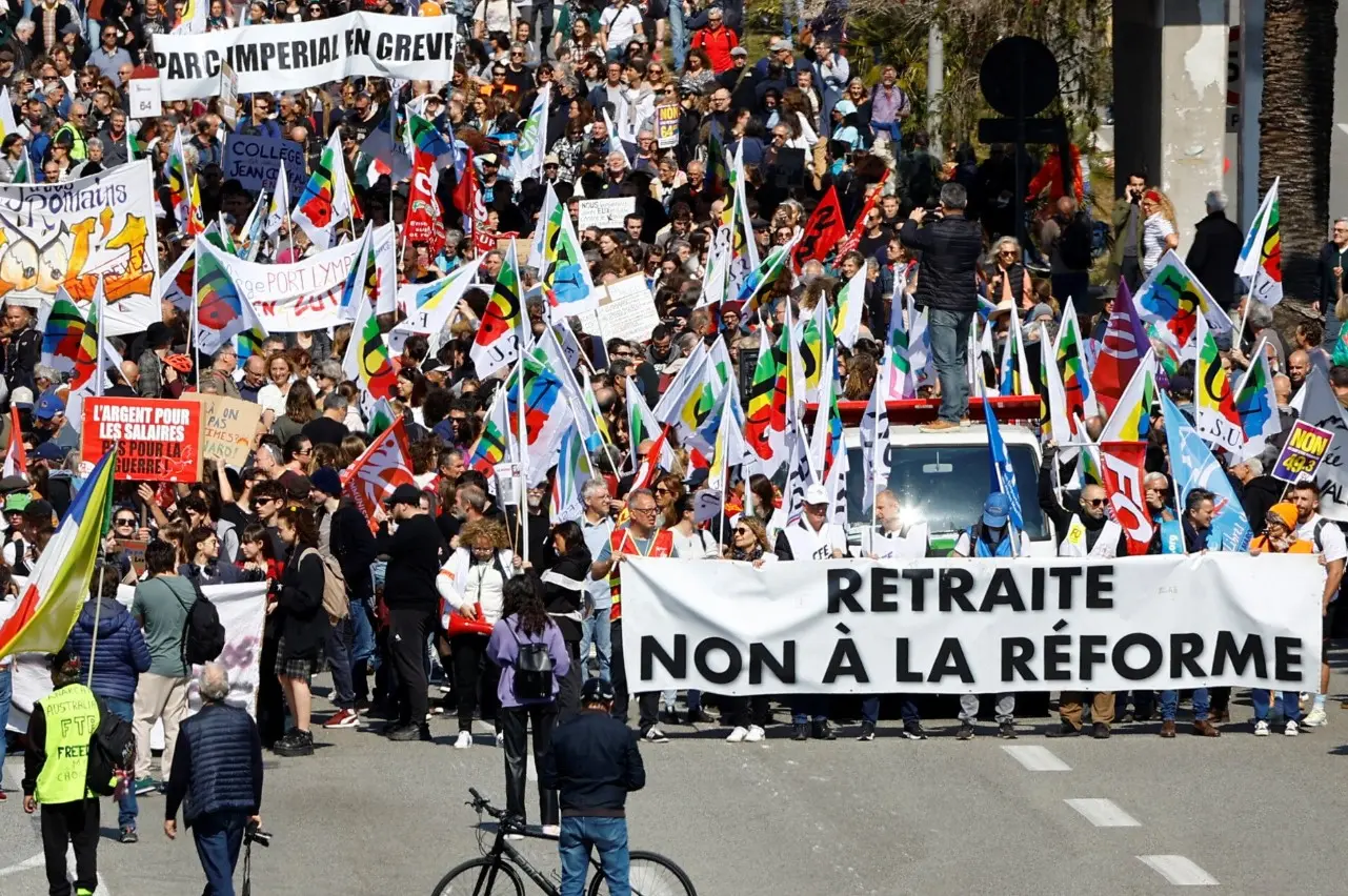Γαλλία: Δεν αποκλείει ο Μακρόν δημοψήφισμα για τις συντάξεις