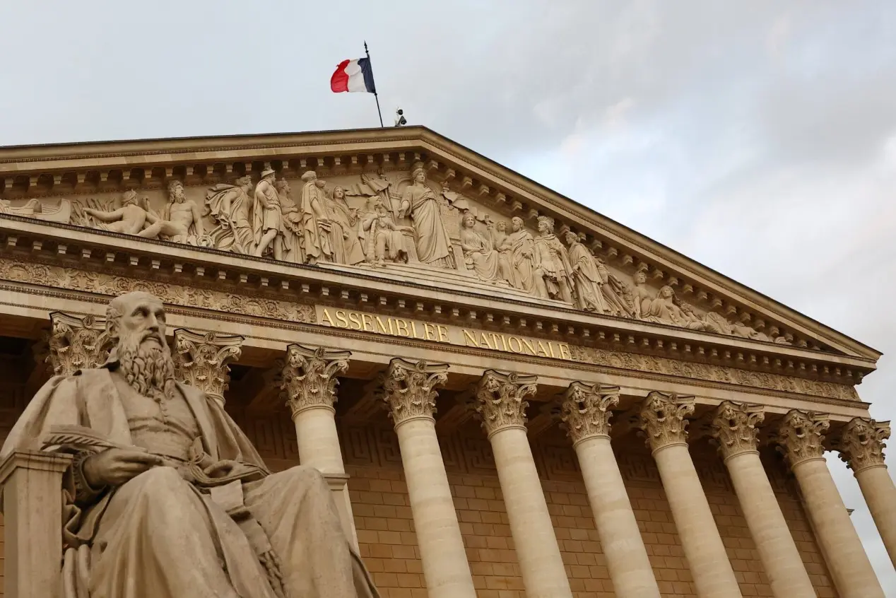 Γαλλία: 3 σενάρια μετά την παραίτηση Λεκορνί και 1 ηχηρό καμπανάκι