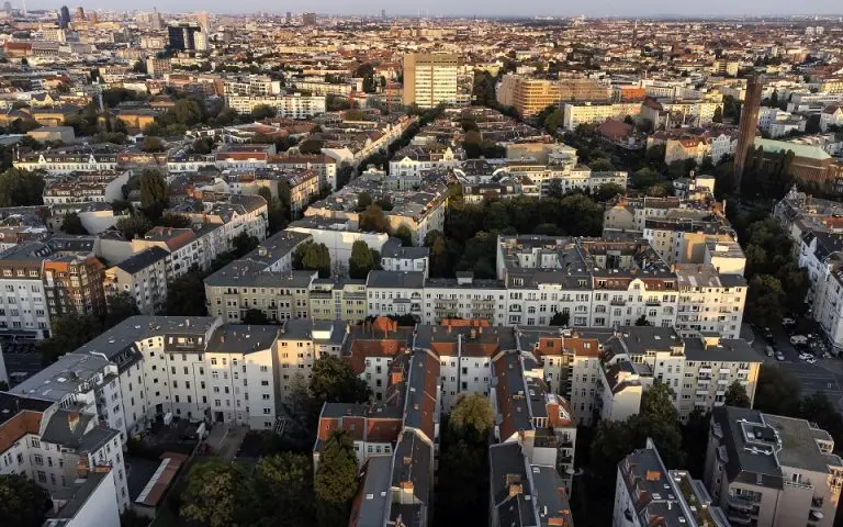 Ε.Ε.: Οι τιμές στέγης μειώθηκαν για πρώτη φορά σε διάρκεια δεκαετίας