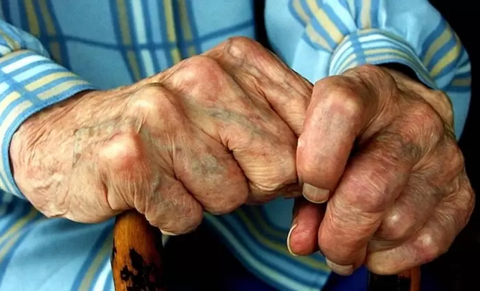 Με ταυτότητα θα ψωνίζουν ηλικιωμένοι και ευπαθείς ομάδες στις υπεραγορές