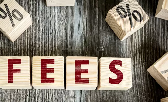 Φρένο στις αυξήσεις των τραπεζικών χρεώσεων θέλει να βάλει η Βουλή