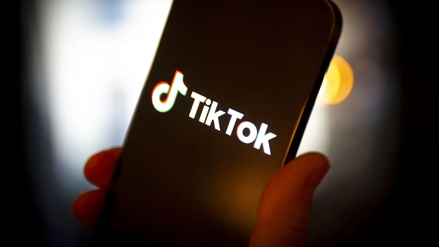 «Πόλεμος» κατά TikTok: Γιατί οι ΗΠΑ απειλούν να το απαγορεύσουν;