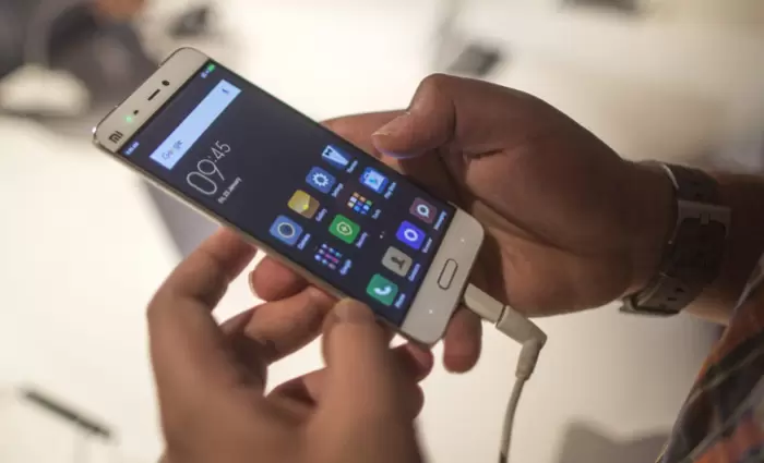 Smartphone - συμβατικά κινητά: Θα έκοβες τον ομφάλιο λώρο που σε ενώνει με το smartphone;