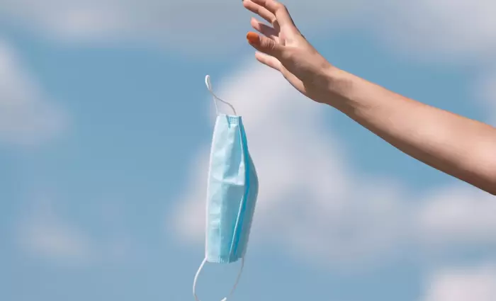 Έρευνα: Πότε θα απαλλαγούμε από τις μάσκες;