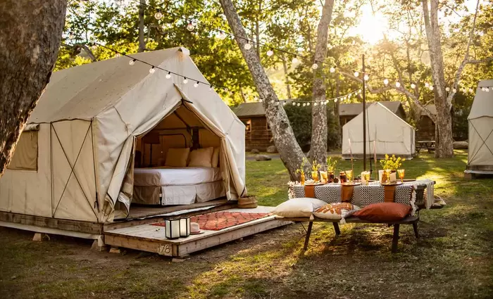 Ξανά στη Βουλή η συζήτηση για το Glamping