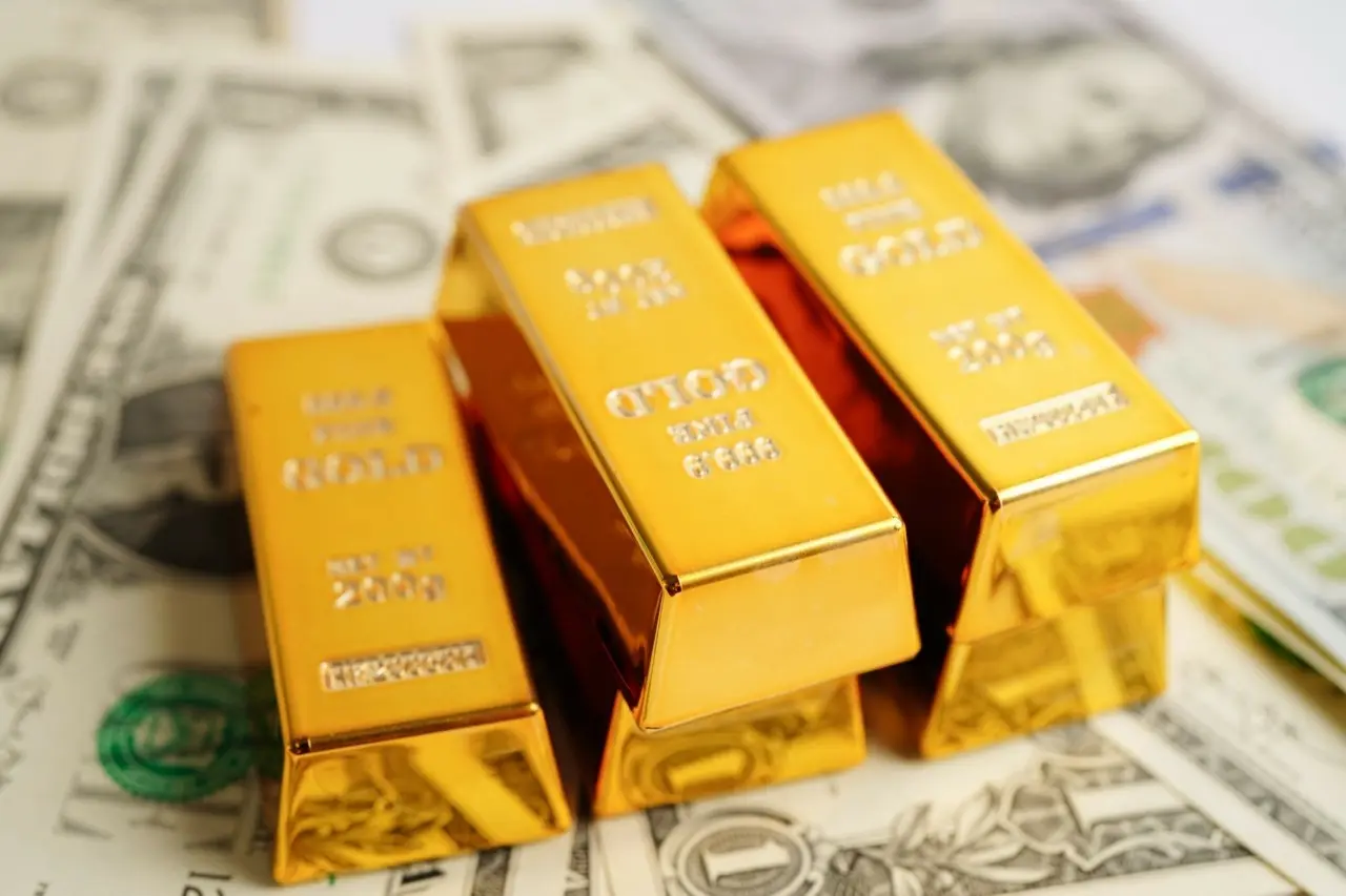 Γιατί ο χρυσός έγινε hot - Τι ρόλο έπαιξε το «ξεπούλημα» σε δολάριο και ομόλογα
