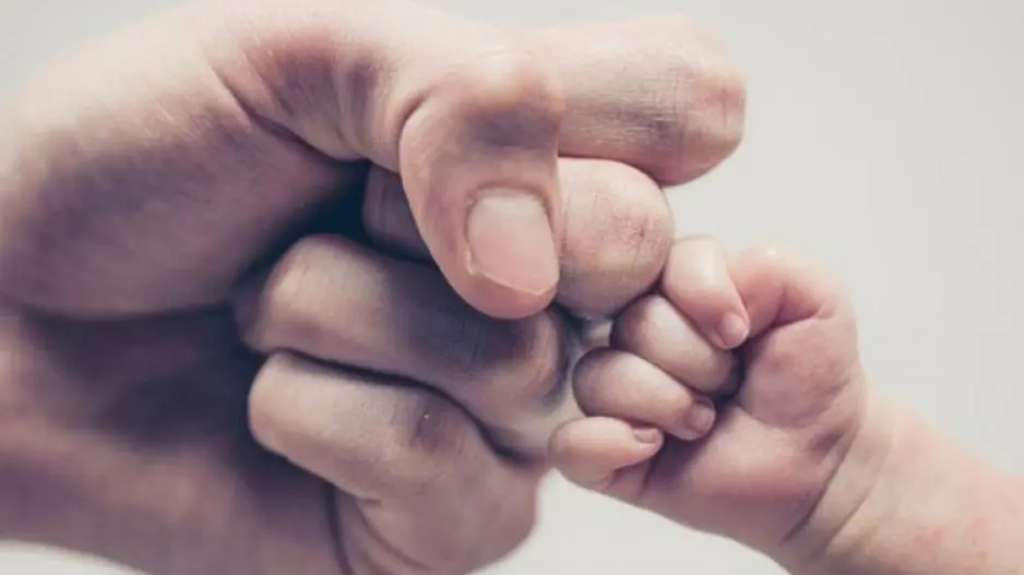 ΣΕΚ: Η Κυβέρνηση να θεσπίσει γονική άδεια με αποδοχές 