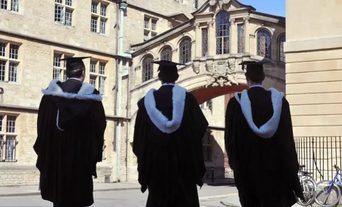 Πόσο ακριβά θα πληρώνουμε τις σπουδές στα βρετανικά πανεπιστήμια;