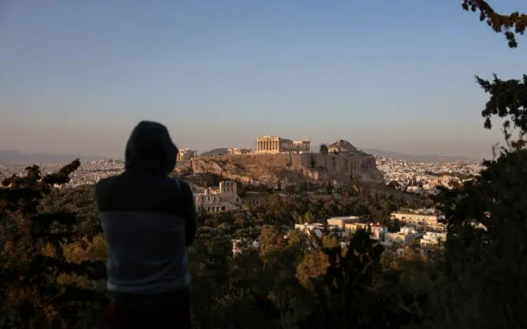 FT: Η Ελλάδα πρωταγωνιστεί στην ανάπτυξη αλλά είναι η φτωχότερη χώρα της Ευρωζώνης