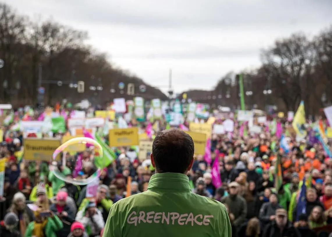 Βολές της GreenPeace κατά του 