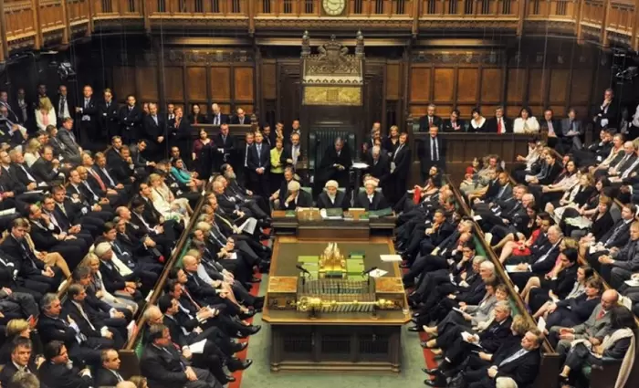 Ο Τζόνσον βάζει πάλι λουκέτο στο κοινοβούλιο