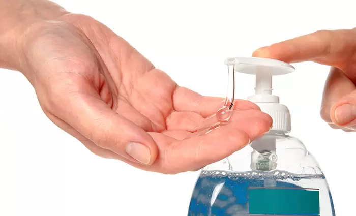 Έρχεται πλαφόν στα αντισηπτικά - Επί ποδός οι υπεραγορές