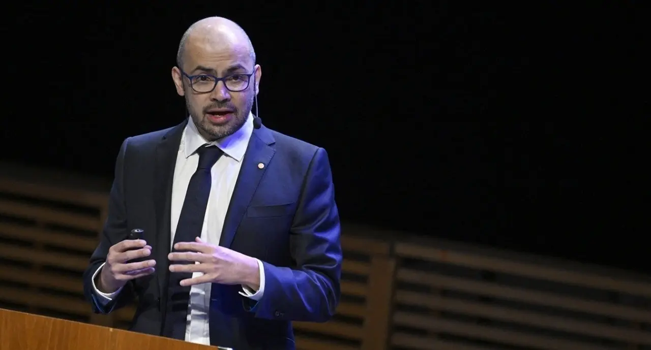 Καμπανάκι Χασάμπη για AI - Οι δύο κίνδυνοι, καλεί σε διεθνή συνεργασία