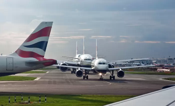 Λακκοτρύπης: Το Brexit δεν θα παγώσει τις βρετανικές πτήσεις προς ΕΕ