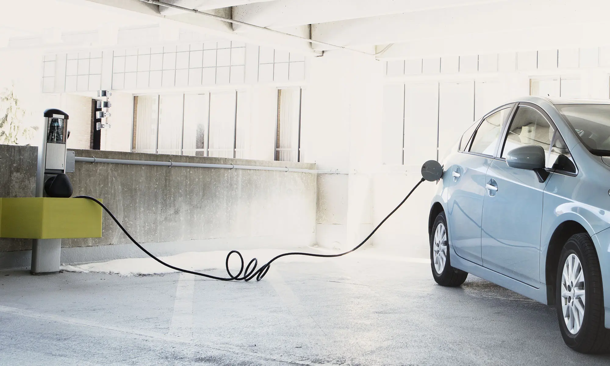 Δωρεάν στάθμευση για υβριδικά και ηλεκτρικά οχήματα μέχρι το τέλος του 2021