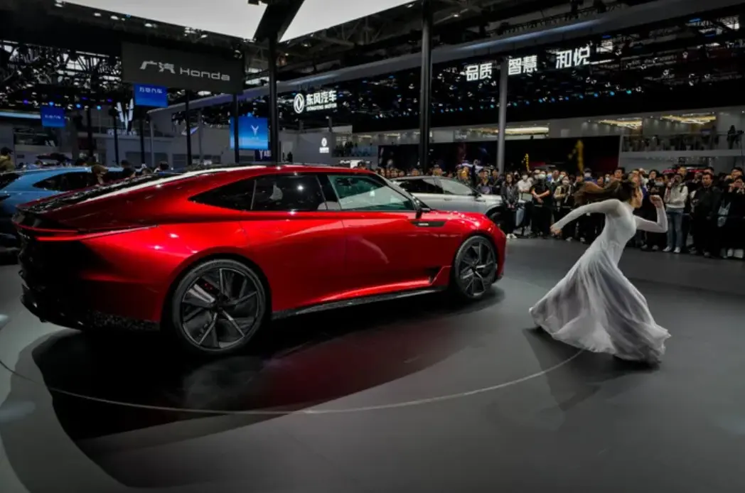 Σε αυτές τις μάρκες αυτοκινήτων επιβάλλει από σήμερα πρόσθετους δασμούς η ΕΕ