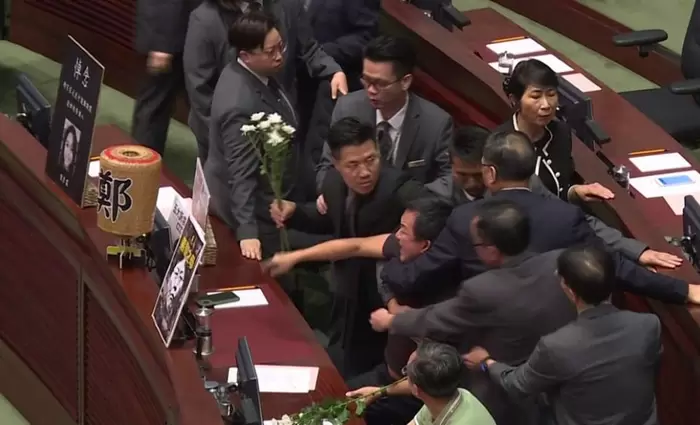Χάος στο κοινοβούλιο του Χονγκ Κονγκ