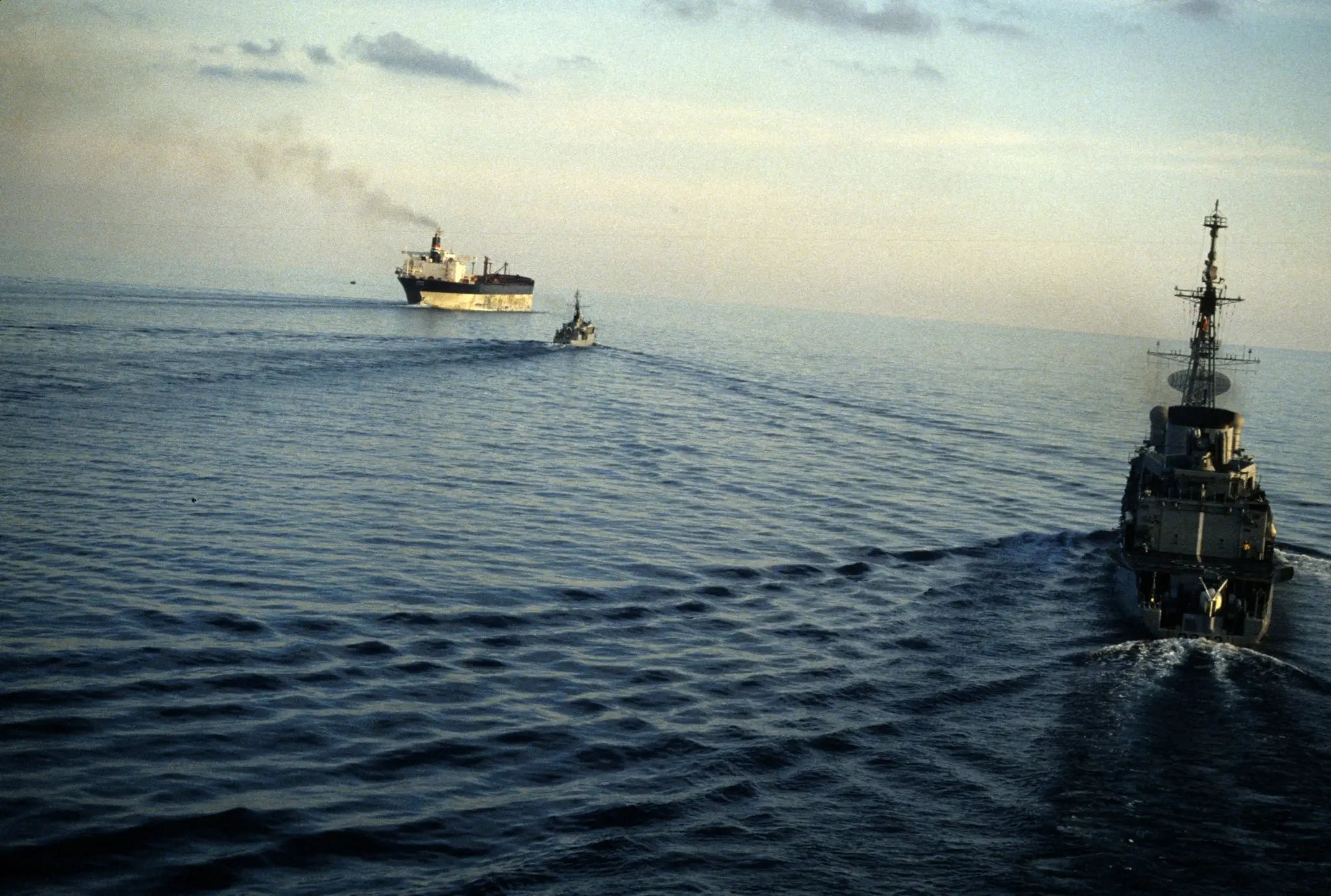 Στενό του Ορμούζ: Δύο super tankers άλλαξαν πορεία μετά τις αμερικανικές επιδρομές