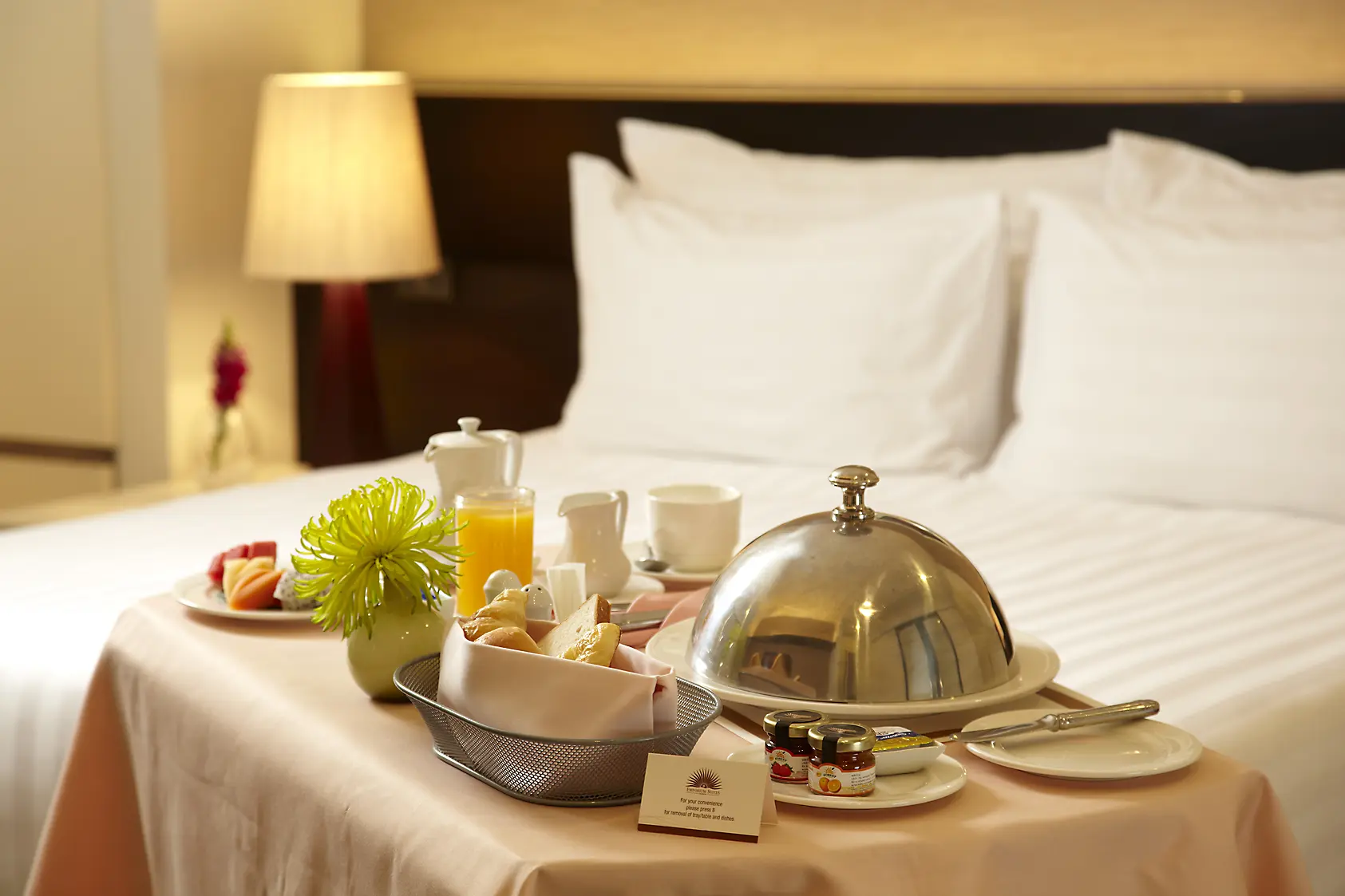 Ποια πιάτα να αποφεύγετε στο room service (λίστα)