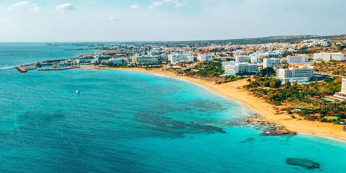 Πάμε για ρεκόρ εσόδων στον τουρισμό - Παραμένει αγκάθι η έλλειψη προσωπικού
