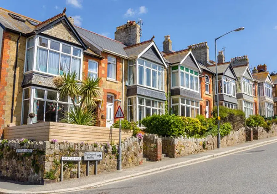 ΗΒ: Οι τράπεζες «παγώνουν» τις αγορές κατοικιών