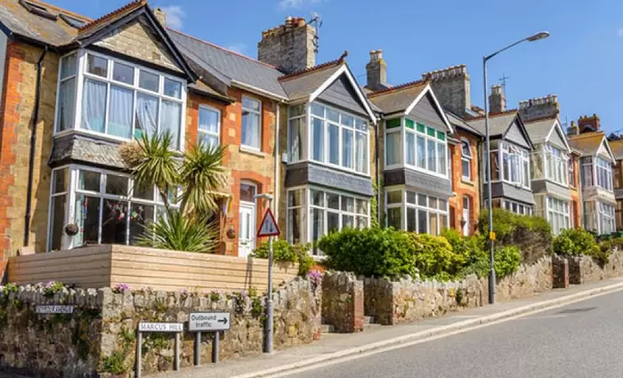 ΗΒ: Οι τράπεζες «παγώνουν» τις αγορές κατοικιών