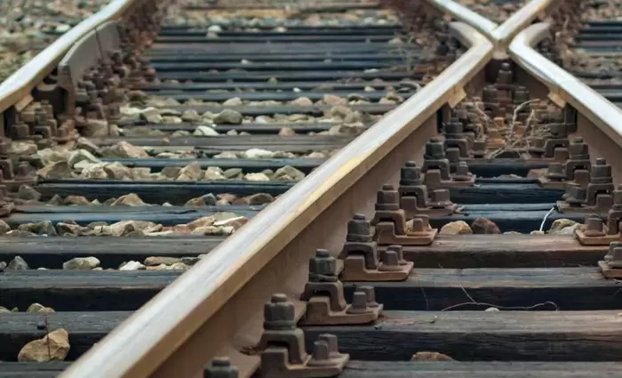 Κομισιόν: Κίτρινη κάρτα στην Ελλάδα για τους σιδηρόδρομους