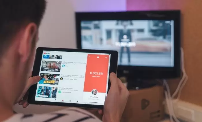 Εκατοντάδες προσλήψεις στο YouTube ενώ Facebook και Tesla κλείνουν την πόρτα