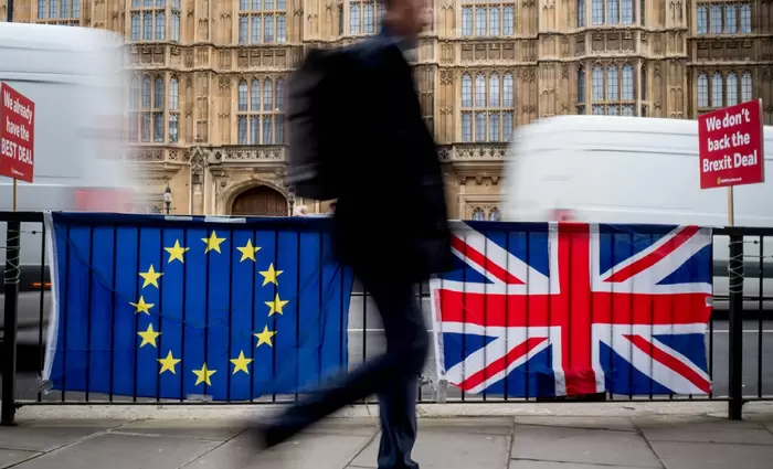 Προς συρρίκνωση η βρετανική οικονομία - Το Brexit πλήττει τις υπηρεσίες