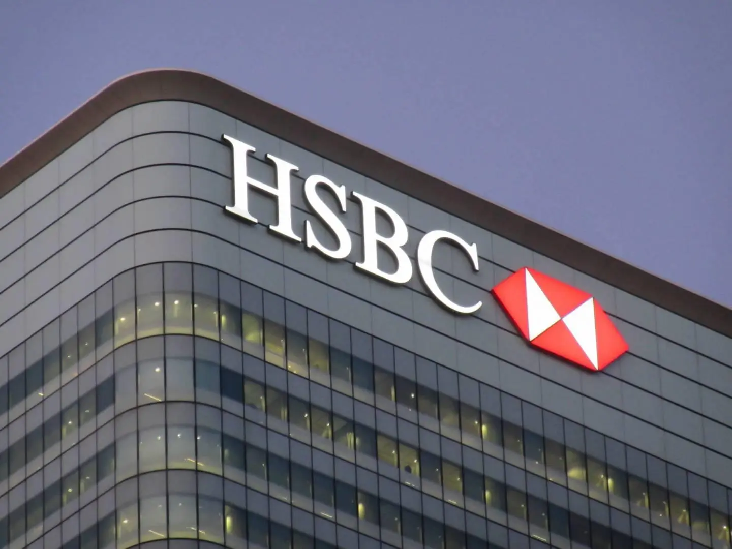 «Ντύθηκε Κασσάνδρα» η HSBC: Γιατί βλέπει ύφεση σε ΗΠΑ και Ευρώπη