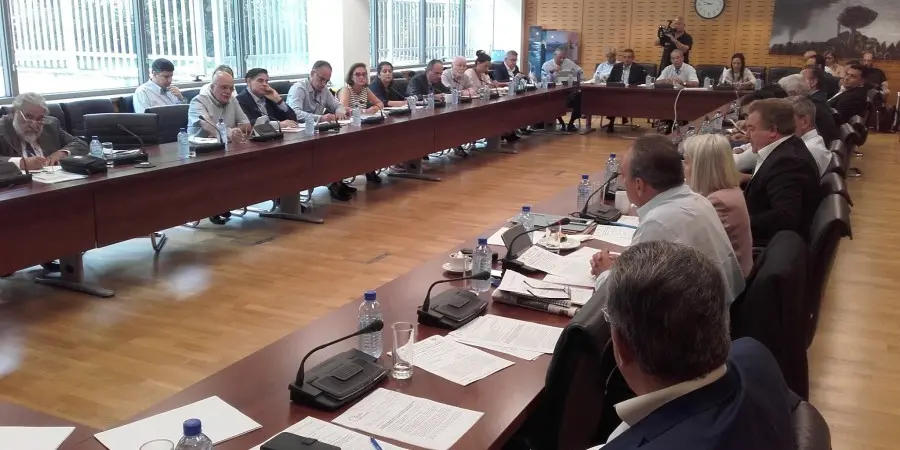 Στη Βουλή το θέμα των συμψηφισμών στην ΣΚΤ