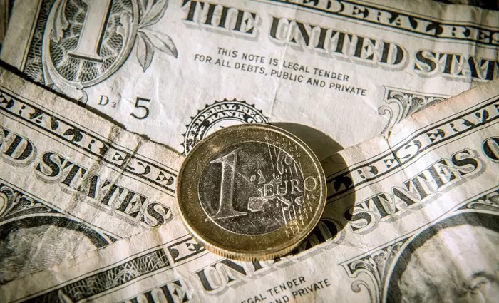 Το ευρώ ενισχύεται 0,41 %, στα 1,1122 δολάρια