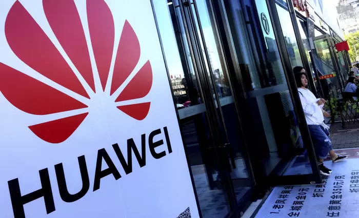 Η Huawei τιμώρησε υπαλλήλους που έστειλαν ευχές μέσω iPhone