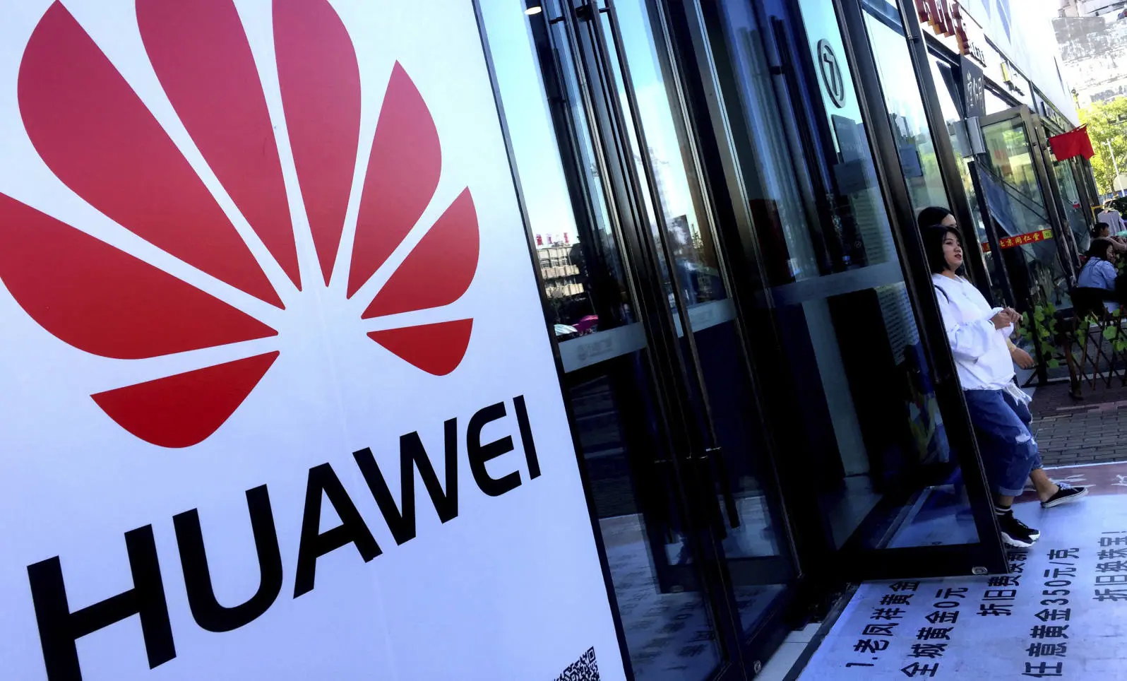 Η Huawei τιμώρησε υπαλλήλους που έστειλαν ευχές μέσω iPhone