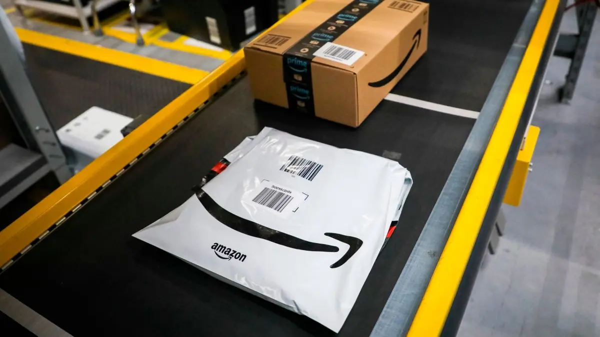 Η Amazon πουλάει χριστουγεννιάτικα στολίδια με θέμα το Άουσβιτς
