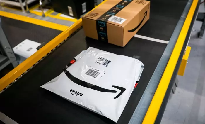 Η Amazon πουλάει χριστουγεννιάτικα στολίδια με θέμα το Άουσβιτς
