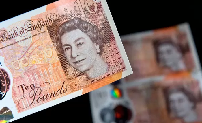 Γιατί κατρακυλάει ξαφνικά η βρετανική λίρα;