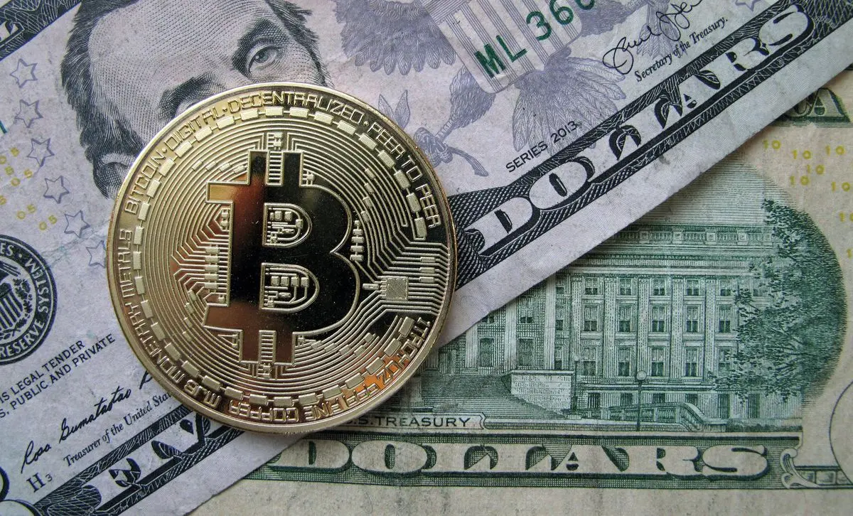 FT: Απειλείται η κυριαρχία του δολαρίου από το Bitcoin;