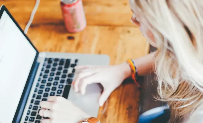 Έρευνα: Πόσα χρήματα μπορούν να «γλιτώσουν» όσοι εργάζονται υβριδικά