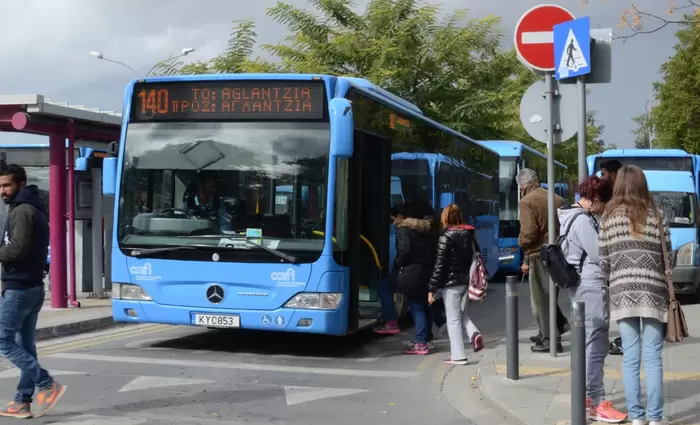 Σκέψεις για μετακίνηση δημοσίων υπαλλήλων με λεωφορεία