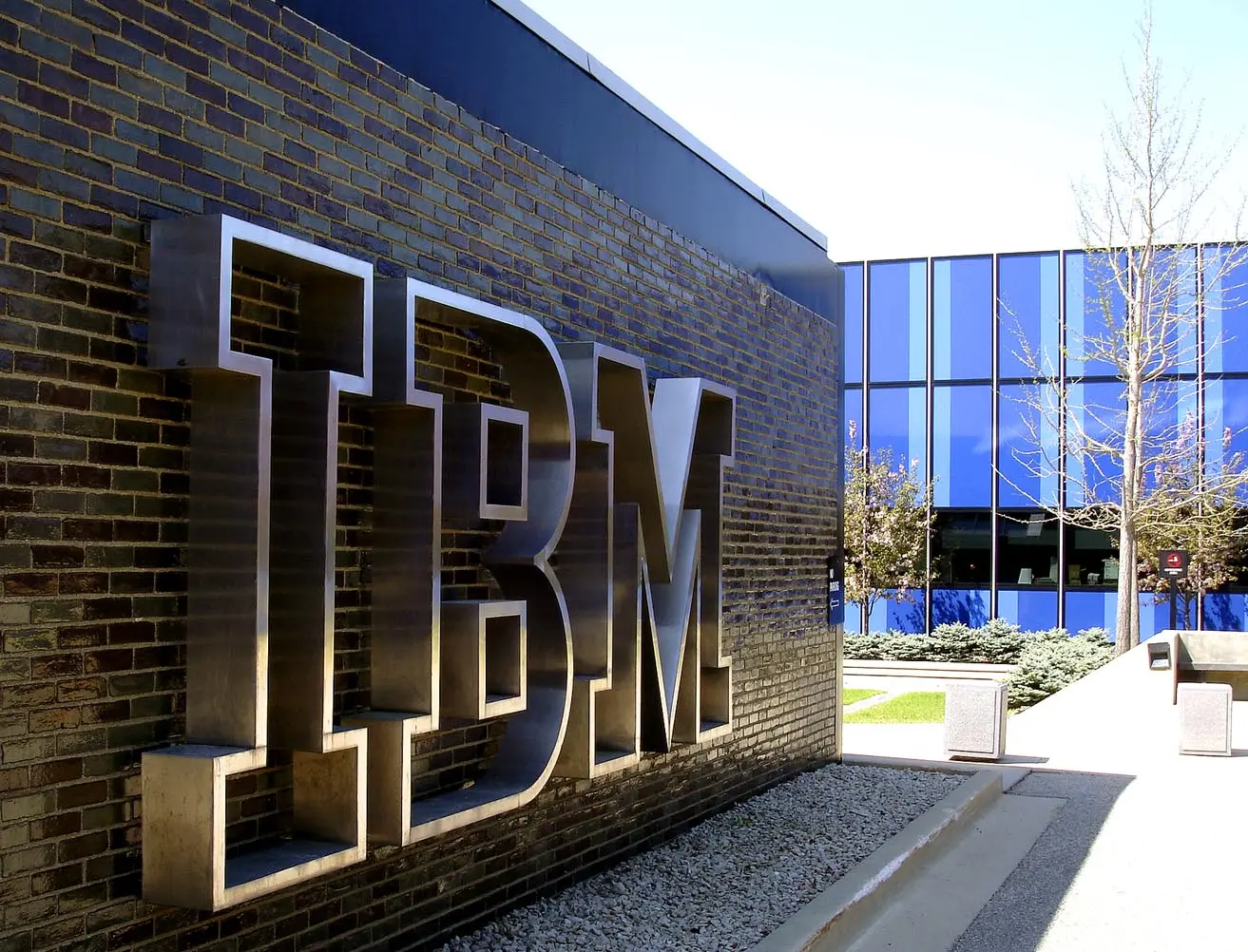 Η IBM καταργεί 3.900 θέσεις εργασίας