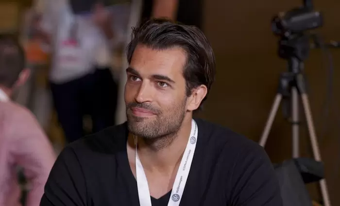 Alex Khan: Ο κόσμος εστιάζει πολύ στα likes και τα comments