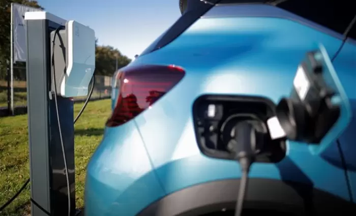 Τέσσερις στους δέκα σκοπεύουν να αγοράσουν ηλεκτρικό όχημα