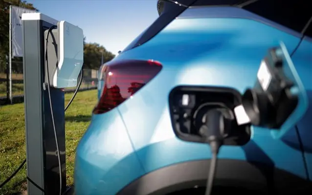 Τέσσερις στους δέκα σκοπεύουν να αγοράσουν ηλεκτρικό όχημα